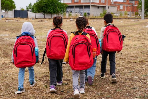 Diyarbakır’da 280 öğrenciye kırtasiye ve çanta desteği