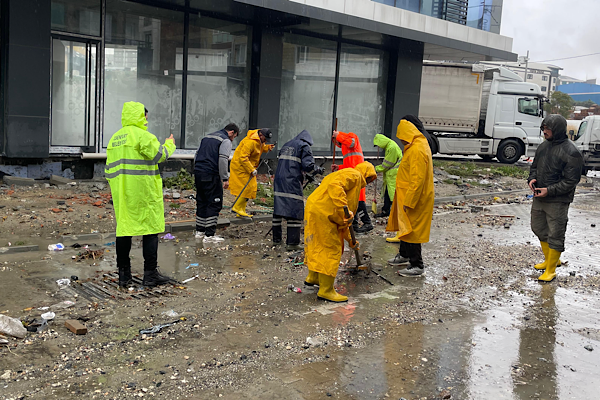 Esenyurt’ta sağanak yağışın neden olduğu su baskınlarına müdahale edildi