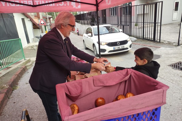 İzmit Belediyesi üç ilkokulda öğrencilere beslenme desteği sundu